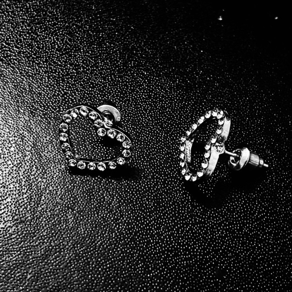 💗 Crystal Heart Silver Stud Earrings NEW - Picture 2 of 5